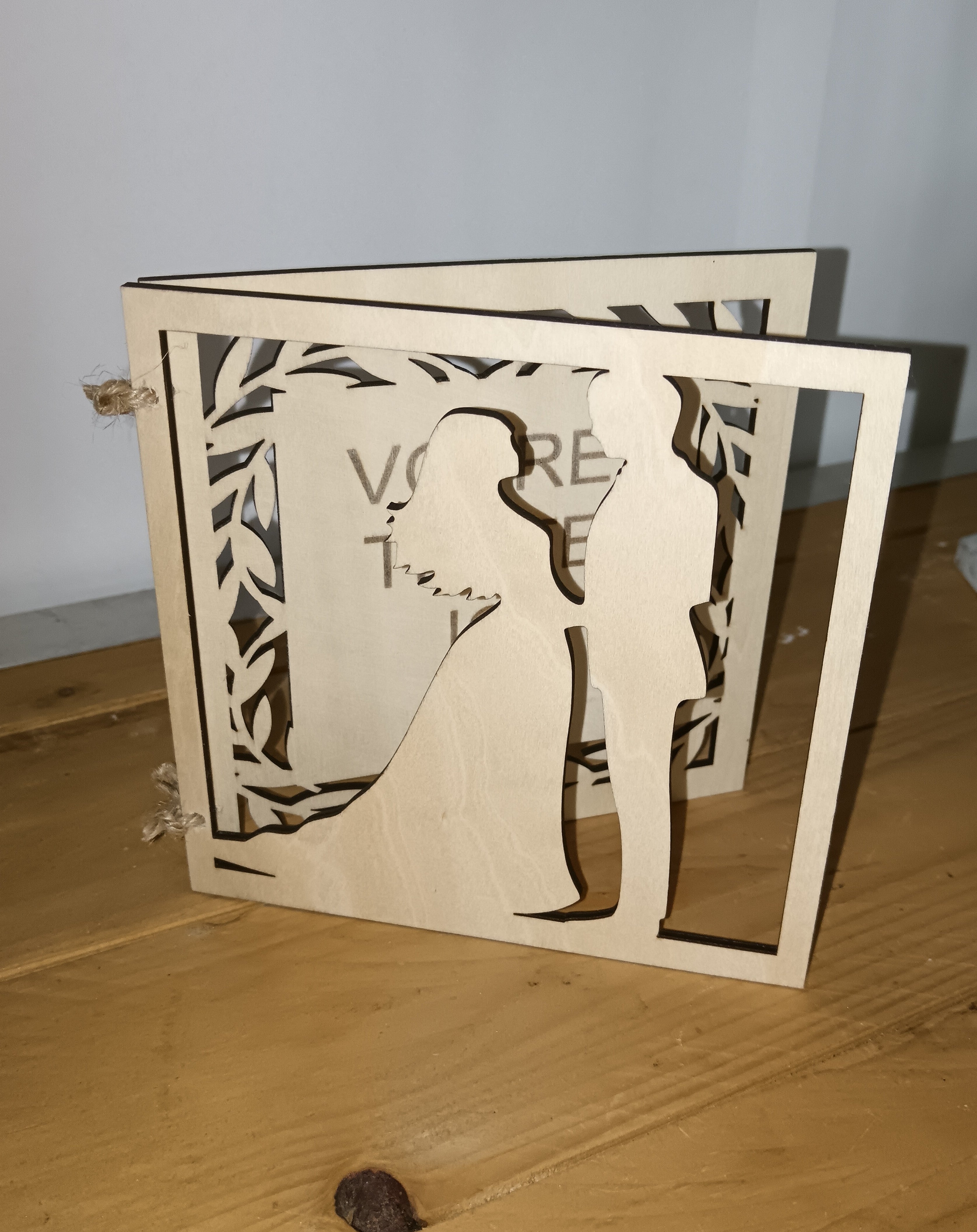 Faire-part de mariage en bois personnalisable